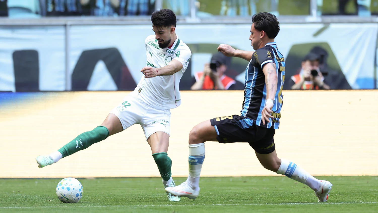 O jogador Flaco López, da SE Palmeiras, disputa bola com o jogador do Grêmio FBPA, durante partida válida pela vigésima oitava rodada do Campeonato Brasileiro, Série A, na Arena do Grêmio.