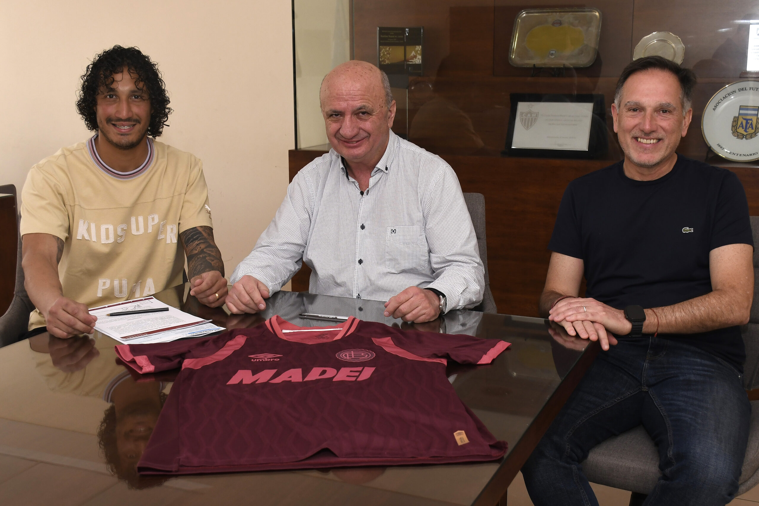 Foto de la nota: José María Canale renovó su contrato con Lanús hasta diciembre de 2028